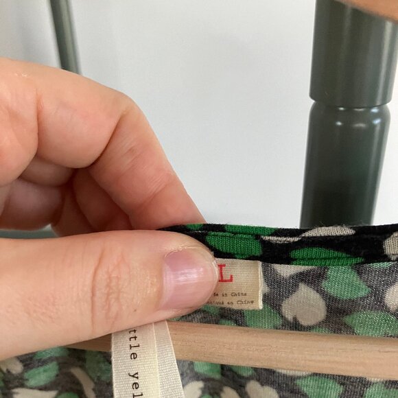 Leafy asymmetrical-neck tank with buttons - Picture 4 of 10